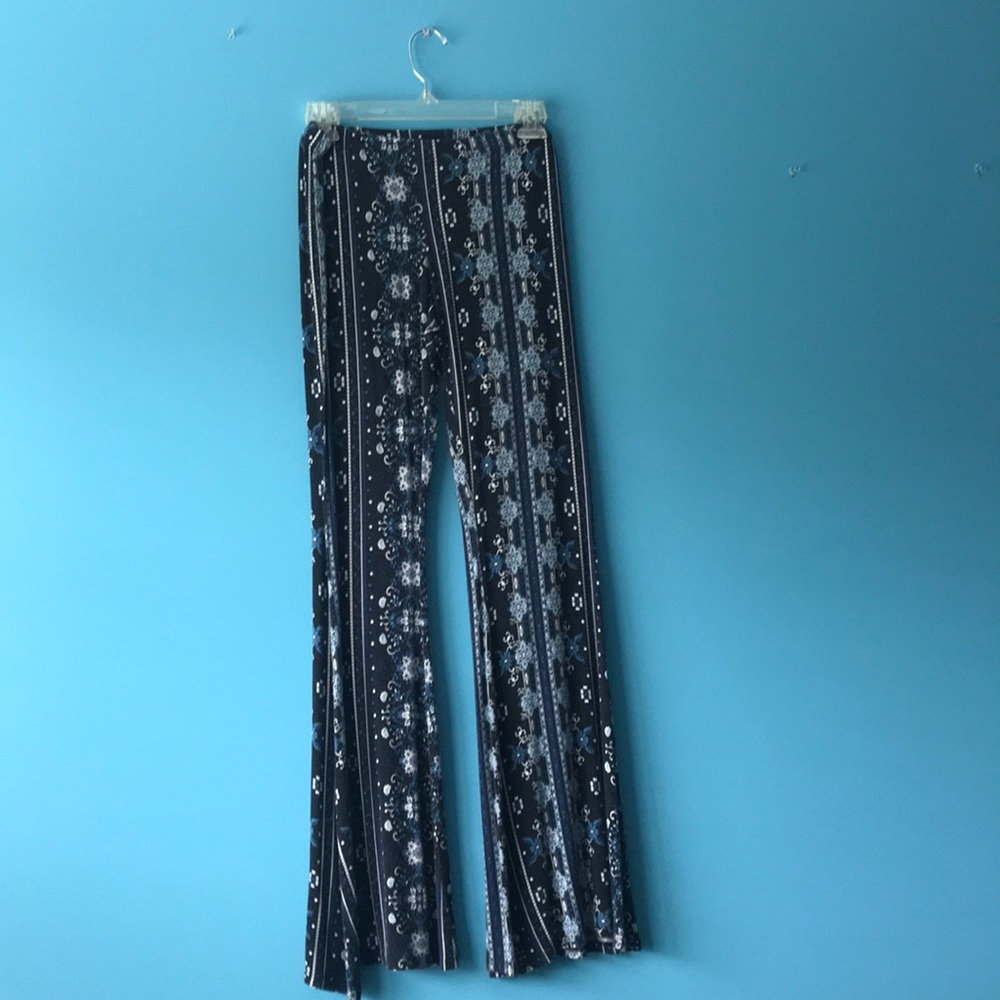 Flow pants. Innate detailing.